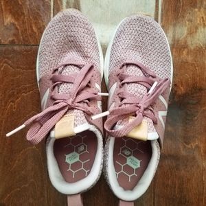 NEW BALANCE WOMANS FRESH FOAM SNEAKERS